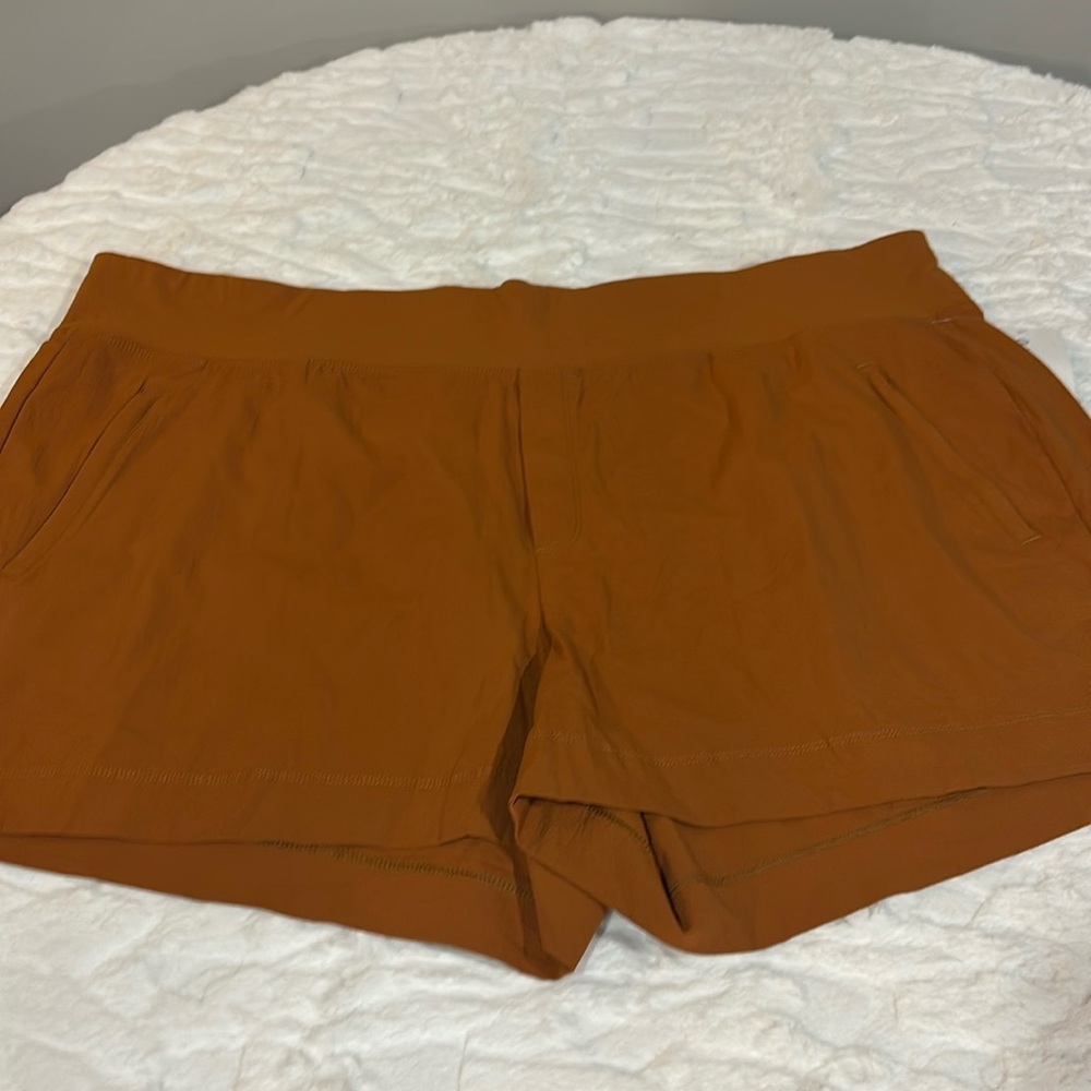 Athleta Trekkie North Pull On  Short Womens Hiking Size 26